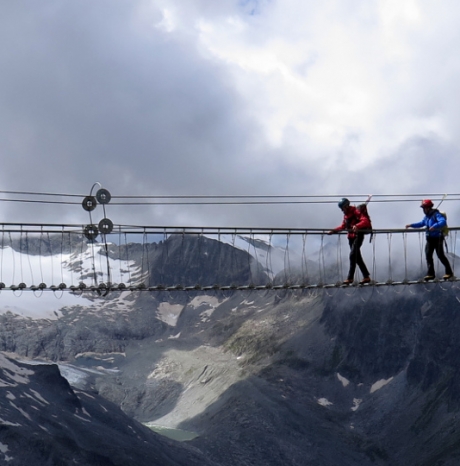 “Sulle passerelle degli Alpini appesi tra la storia e il cielo” Articolo tratto dal Corriere della Sera