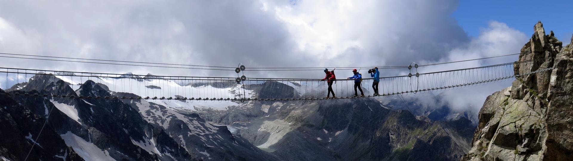 “Sulle passerelle degli Alpini appesi tra la storia e il cielo” Articolo tratto dal Corriere della Sera