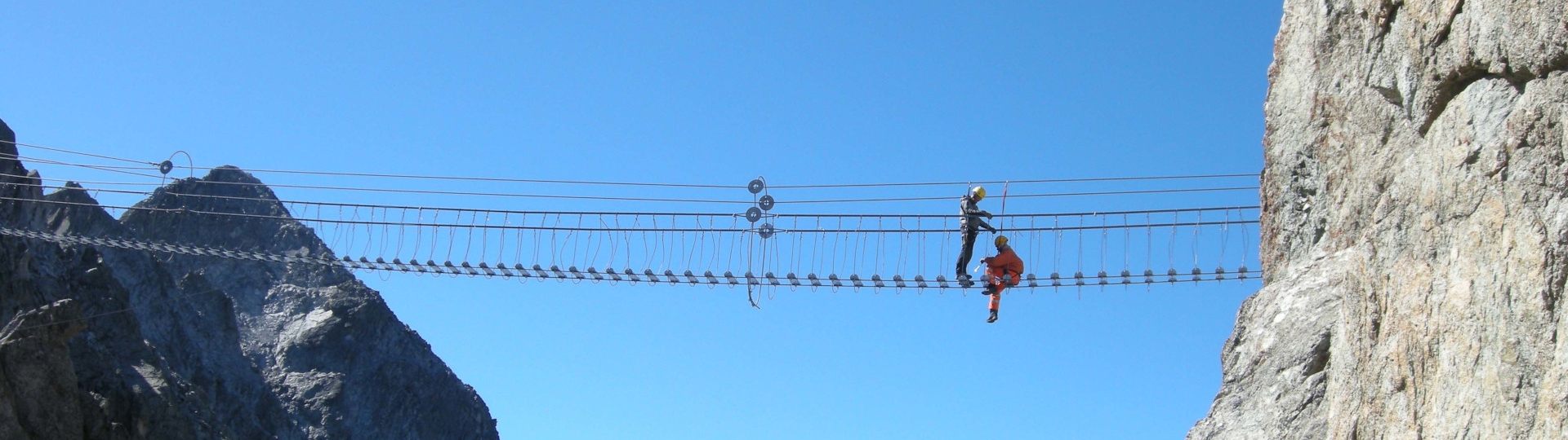 “Le passerelle degli alpini, tra roccia e cielo” Articolo tratto dal mensile L’Alpino n. 8/2011